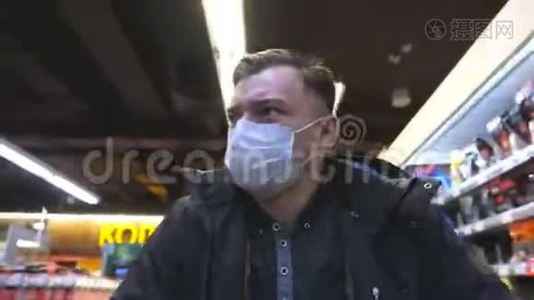 带着医用口罩在超市散步的年轻人的肖像。 带着防毒面具去商店的人视频