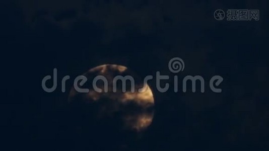 橙色超级月亮在一个多云的夜晚视频