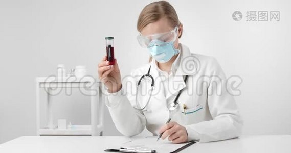 医生在剪贴板上写关于冠状病毒的信息视频