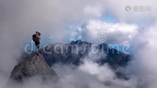 冒险女摄影师和登山者视频