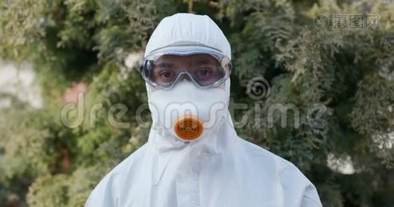 穿着防护服、护目镜和呼吸器的病毒学家的肖像。 Codid-19冠状病毒流行视频