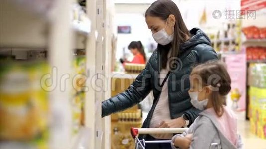 带着带口罩的女孩子的年轻女子在超市买罐头食品视频