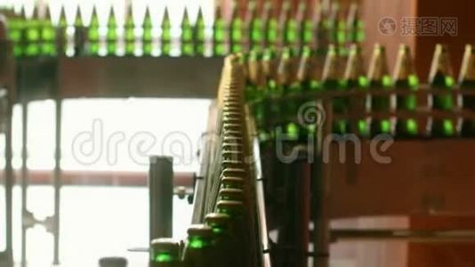 工厂生产线上的啤酒瓶。 饮料工业传送带视频