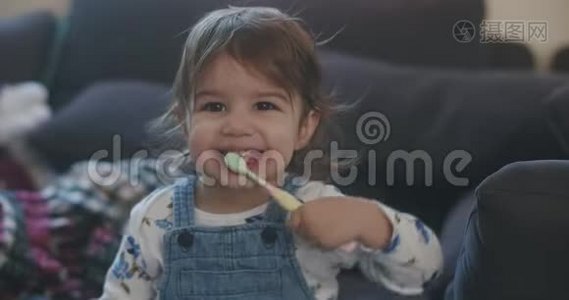 有趣的小女孩刷牙。视频