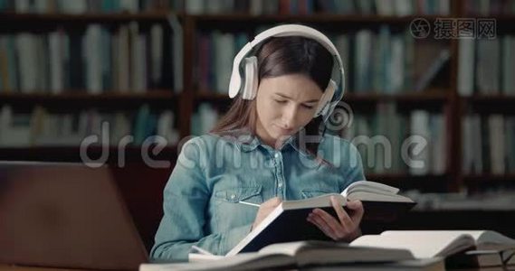 图书馆阅读耳机的女学生视频