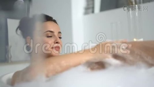 把热辣的女人关在浴室里。 性感的女孩在豪华浴室放松。视频