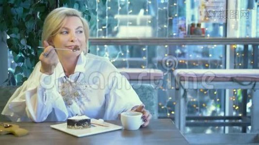 美丽优雅时尚的金发女人在咖啡馆里休息视频