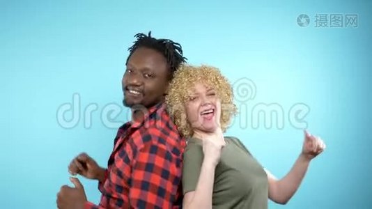 非洲男人和白种人的非洲发型正在跳舞。 蓝色背景视频