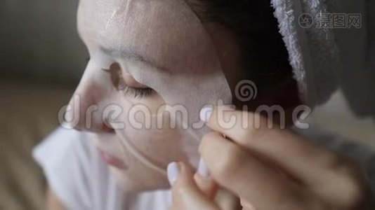 天然的皮肤护理。 健康的面部卫生。 使用女性`白色面膜进行清洁视频