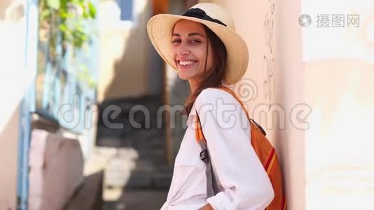 美丽快乐的旅游女孩，在老城街散步，在欧洲的暑假冒险假期。视频