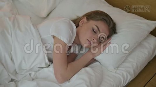 睡在床上的美丽年轻女子视频