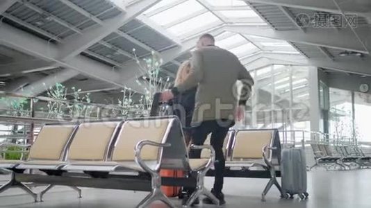男人和女人到达了机场。视频