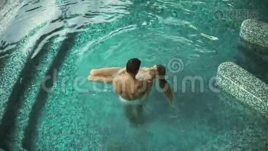 顶景夫妇享受温泉酒店的游泳池。 一对在水疗中心休息的情侣视频