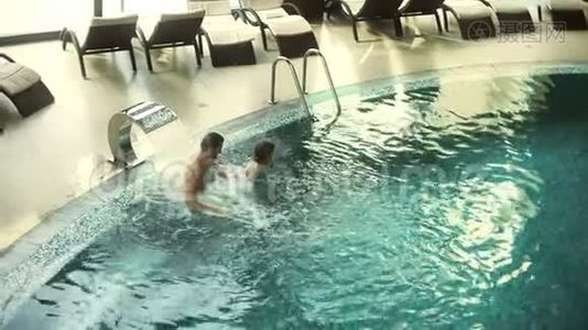 年轻夫妇在游泳池里享受水疗。 豪华水疗中心的快乐情侣视频