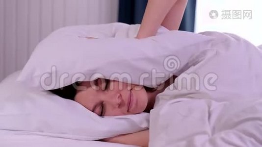 女青年睡觉时被吵闹的坏邻居用枕头捂住耳朵，醒来躺在床上受苦视频