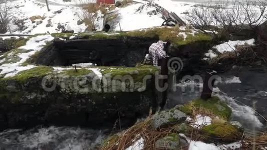 女孩从山溪喝干净的水。 高清录像。视频
