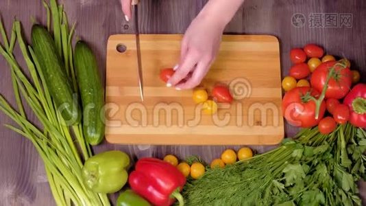 一个女人切蔬菜的俯视手。视频