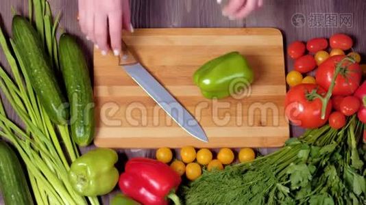 一个切割蔬菜的女人的手视频