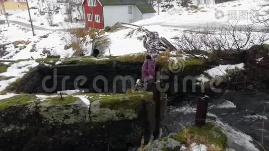 女孩从山溪喝干净的水。 高清录像。视频