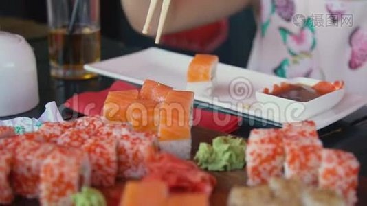 女孩用筷子吃寿司视频