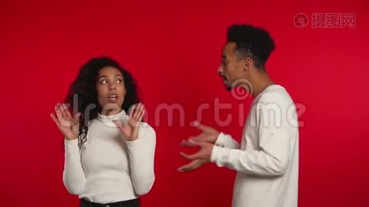 当男朋友想说什么的时候，一个非洲女人表现出了一种傲慢的姿态视频