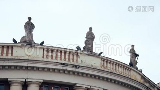 楼顶有三尊雕像视频