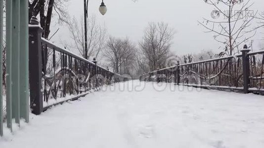 雪落在人行桥上.视频
