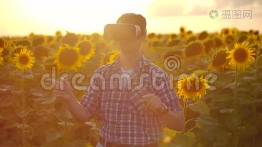 一个进步的现代农民在一个领域向日葵使用VR技术。 模拟应用程序`用户界面视频