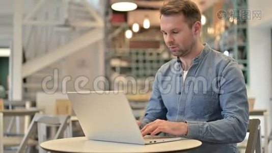 在咖啡馆里用笔记本电脑时头痛的休闲男士视频