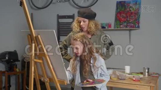女人控制着女孩的绘画过程视频