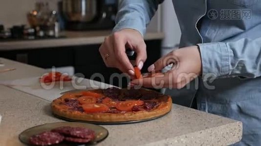 在家做意大利披萨，一个女孩把西红柿放在披萨上视频