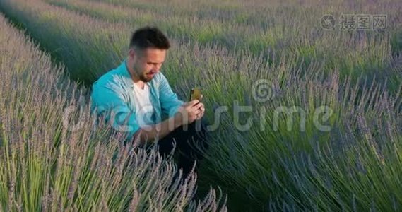 把赛尔夫带到战场上视频