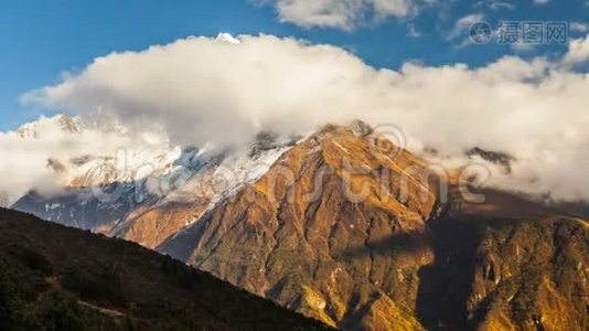 时光流逝。 雄伟的康泰加山附近的云的运动。 喜马拉雅山。 尼泊尔萨加马塔国家公园视频