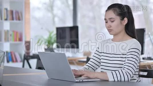 不，是一个年轻的亚洲女人用手提电脑做的手势视频