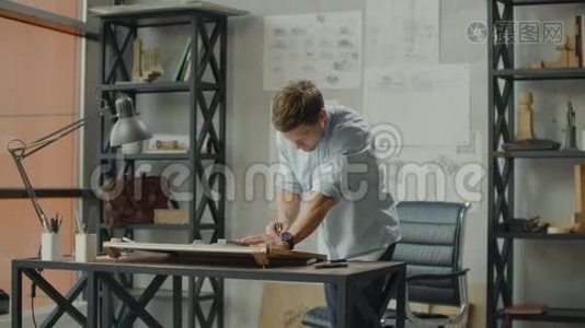 建筑师`办公桌：图纸，卷尺，直尺等绘图工具.. 工程师在明亮的办公室里画图纸视频
