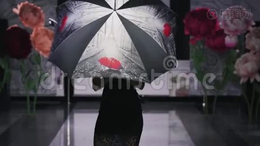 端庄美丽的女孩撑伞走秀模特秀时尚。 讲台上的女人。视频