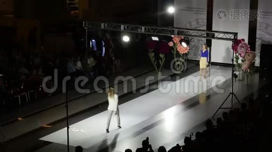 优雅迷人的女孩，在T台模特秀上特写五颜六色的裙子，时尚4K。视频