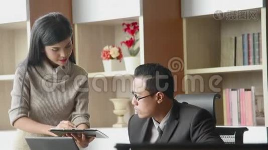 女秘书向公司办公室执行老板提交总结报告。 亚洲自信的女实习雇员在公共汽车公司工作视频