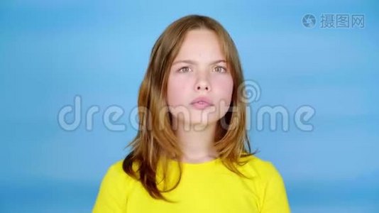 穿黄色T恤的少女惊讶不已，张开嘴，对着镜头转过头视频