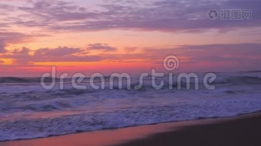 日落时美丽的海浪视频