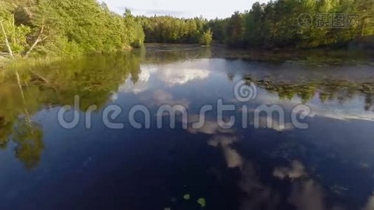 在阳光明媚的夏日飞过淡水视频