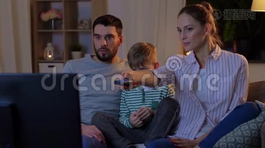 幸福的家人晚上在家看电视视频