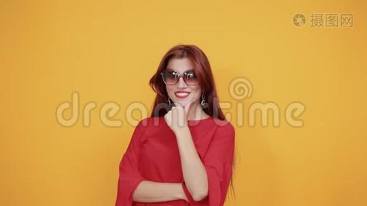 高兴的红色女士享受她的太阳镜，因为她的眨眼是好的。视频