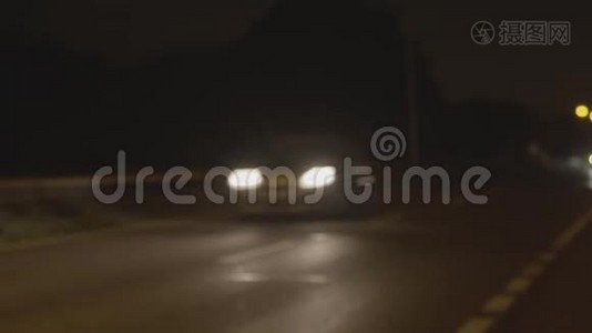 汽车在夜间沿着马路行驶视频