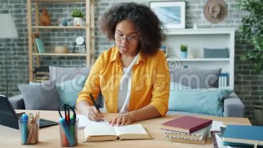 非洲裔美国青少年在家学习，在书桌前写读书视频