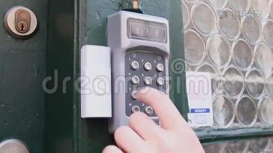 女人拨一个暗号，打开一扇房子的门视频