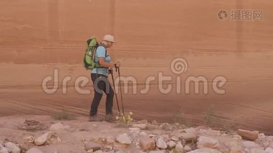 美国沙漠斜坡峡谷与橙色单片悬崖旅游徒步旅行视频