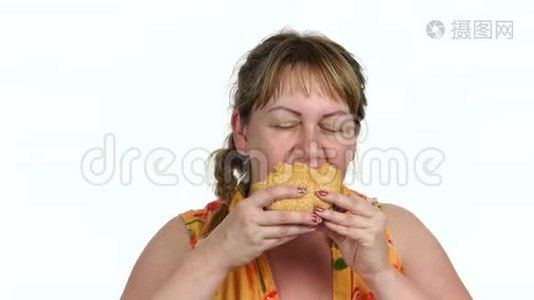 可爱的女人在白色背景下吃汉堡。视频