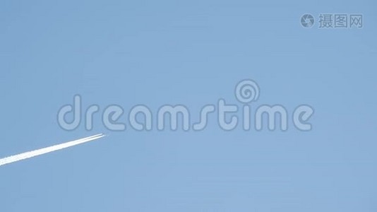 喷气式飞机在蓝天上飞行视频
