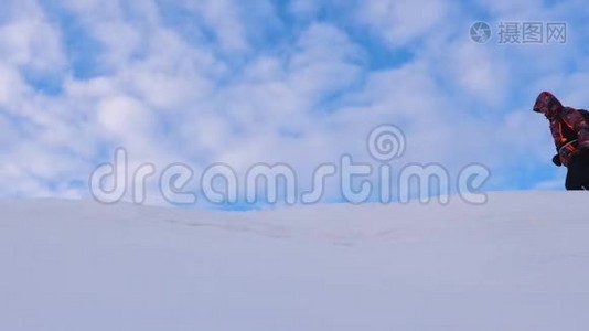 登山者纷纷登上雪顶，用安全绳系好.. 一队冬季旅行者前往视频